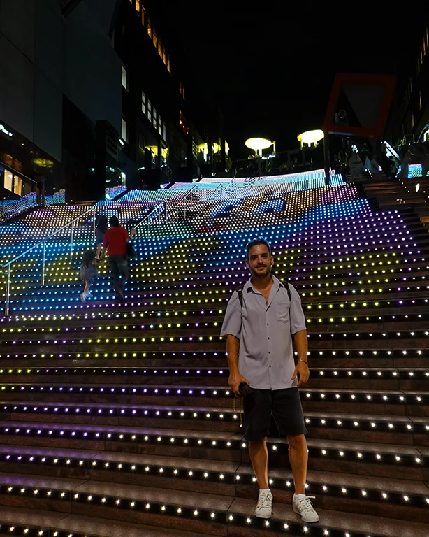 Joan en la Gran Escalera iluminada de la Estación de Kioto.