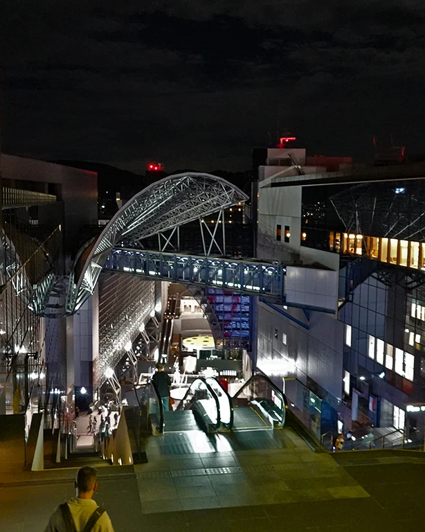 Estación de tren de Kioto arquitectura moderna.