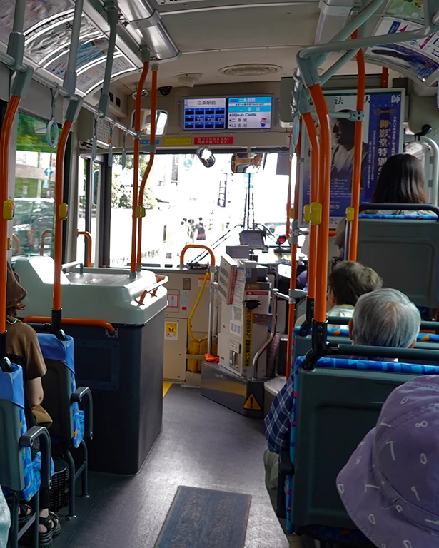 Pantalla de tarifas dentro de un autobús en Kioto.