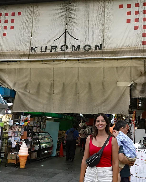 Noelia en la puerta principal del Mercado Kuromon Ichiba.