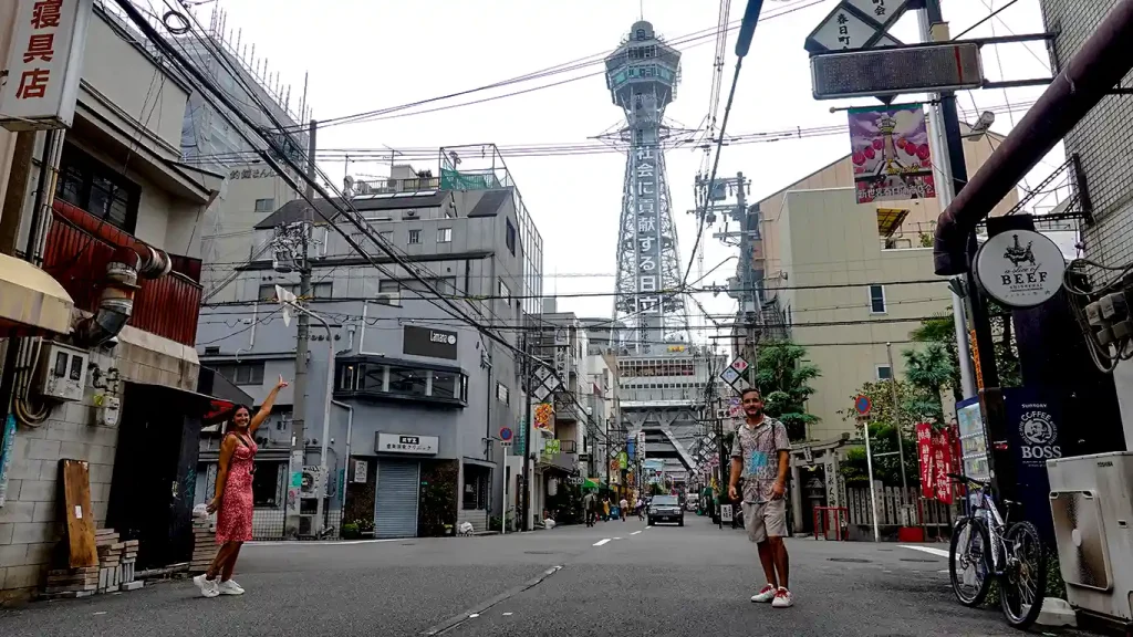 Noelia y Joan posando con la Torre Tsutenkaku de fondo.