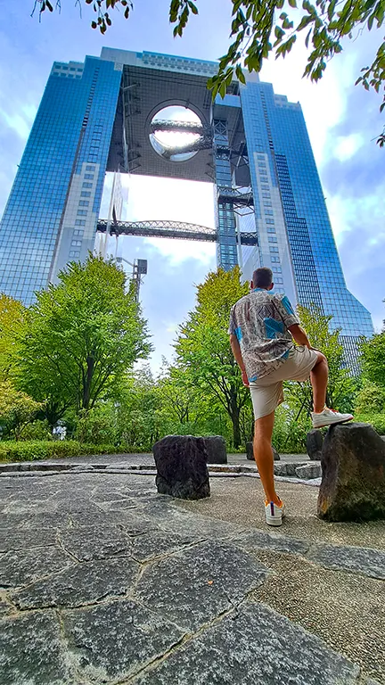 Joan mirando el Edificio Umeda Sky en Osaka.
