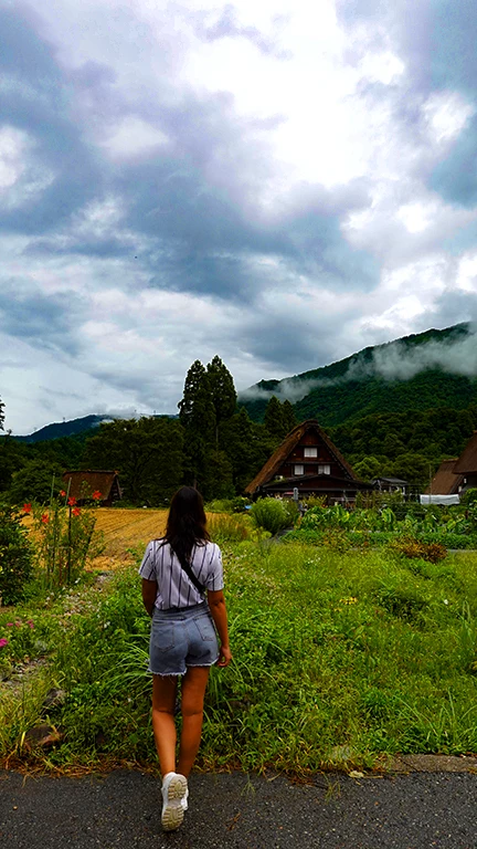 Noelia admirando las casas tradicionales de Shirakawa-go.
