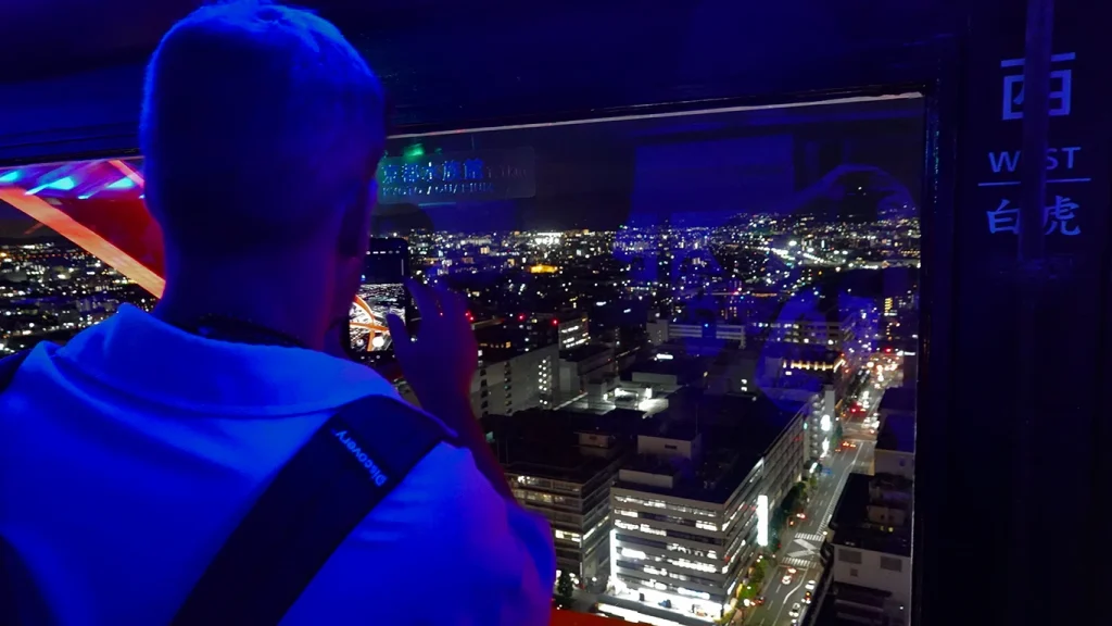 Joan haciendo una foto desde la Torre de Kioto.