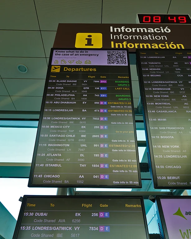 Panel informativo de salidas en el aeropuerto de Barcelona antes de volar a Indonesia.
