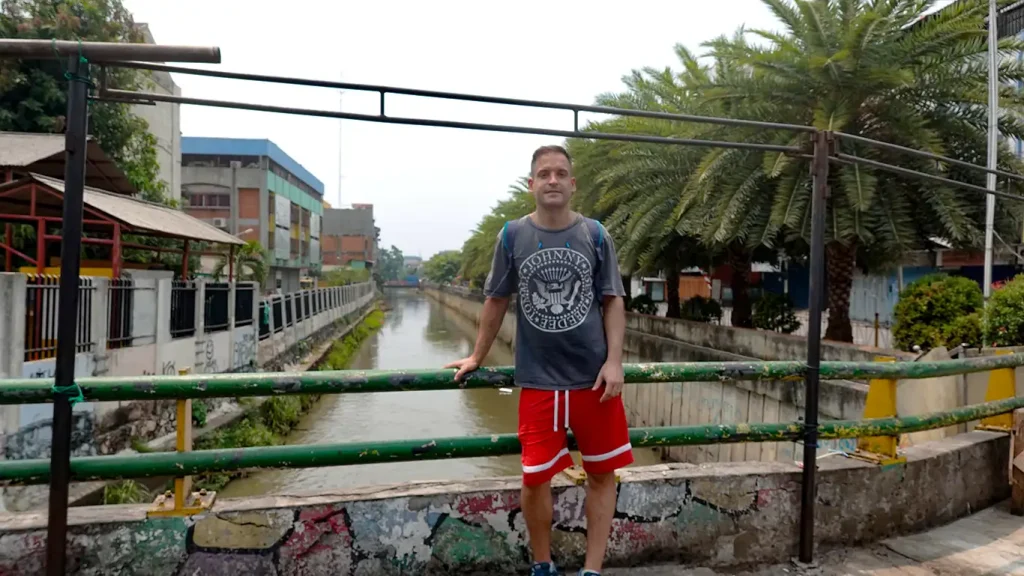 Joan paseando por una calle de Yakarta.