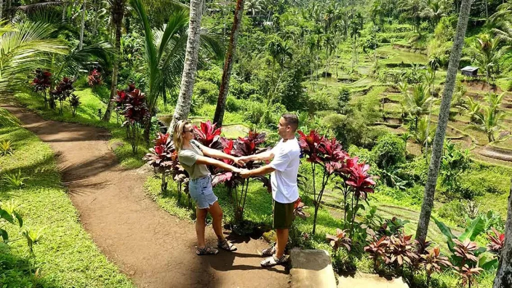 Joan y Noelia sonriendo en una terraza de arroz en Bali.