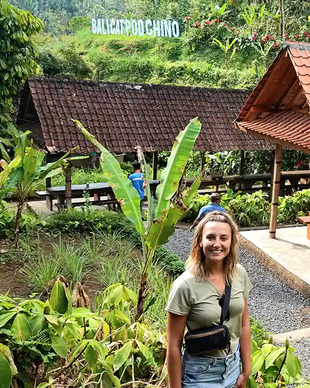 Noelia en los jardines de la granja de café Bali CatPoo Chino.