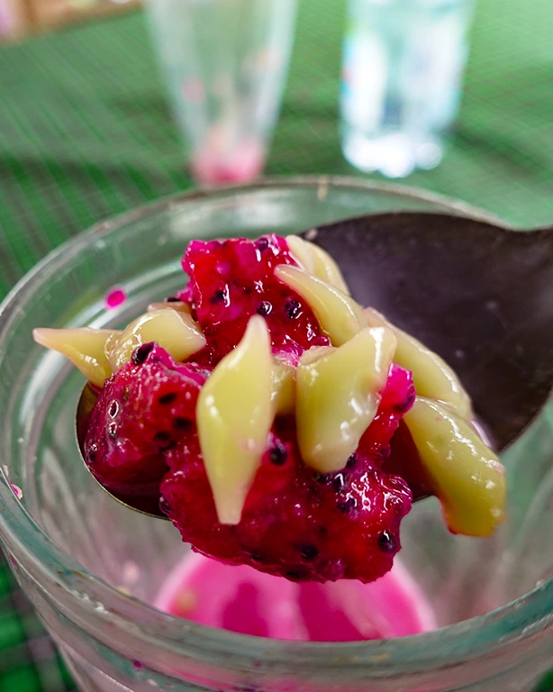 Batido tropical de fruta del dragón pitaya y cendol en Indonesia.