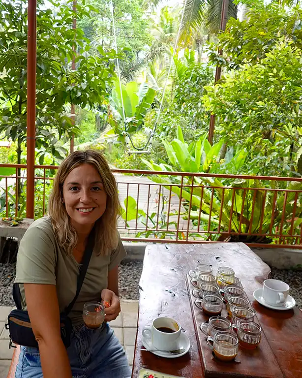 Noelia probando el café Kopi Luwak en una granja tradicional de Bali.