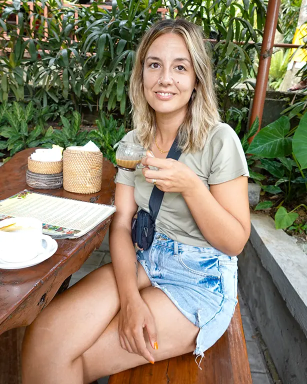 Noelia probando el famoso café Luwak en una plantación de Bali.