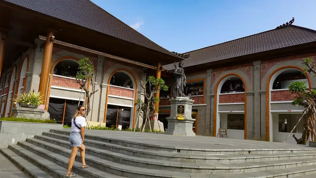 Noelia caminando tranquilamente por las calles llenas de vida de Ubud.
