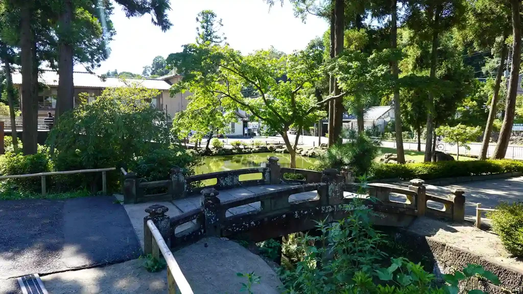 Puente de piedra en Kita-Kamakura.