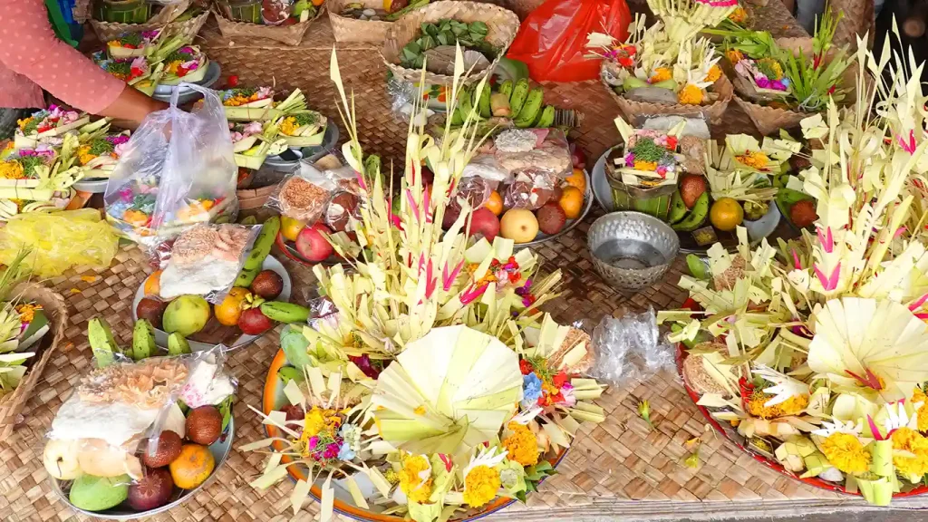 Ofrendas diarias de fruta y flores en un templo de Bali.