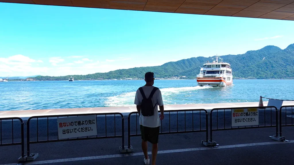 Cola de viajeros esperando el JR Ferry hacia Miyajima.