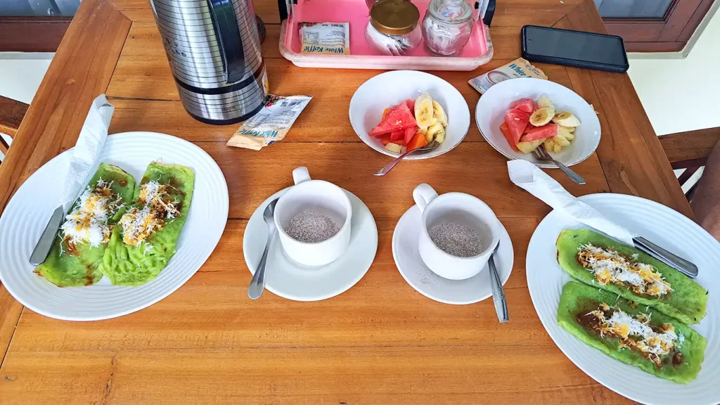 Desayuno balear con crepes dulces Dadar Gulung en el hotel