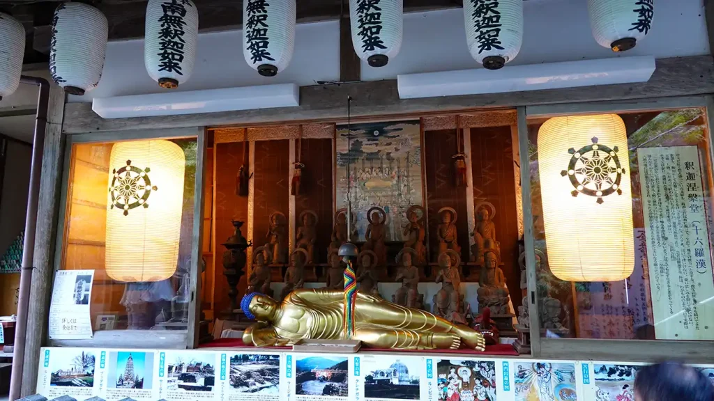 Interior de un templo con una diosa dorada.