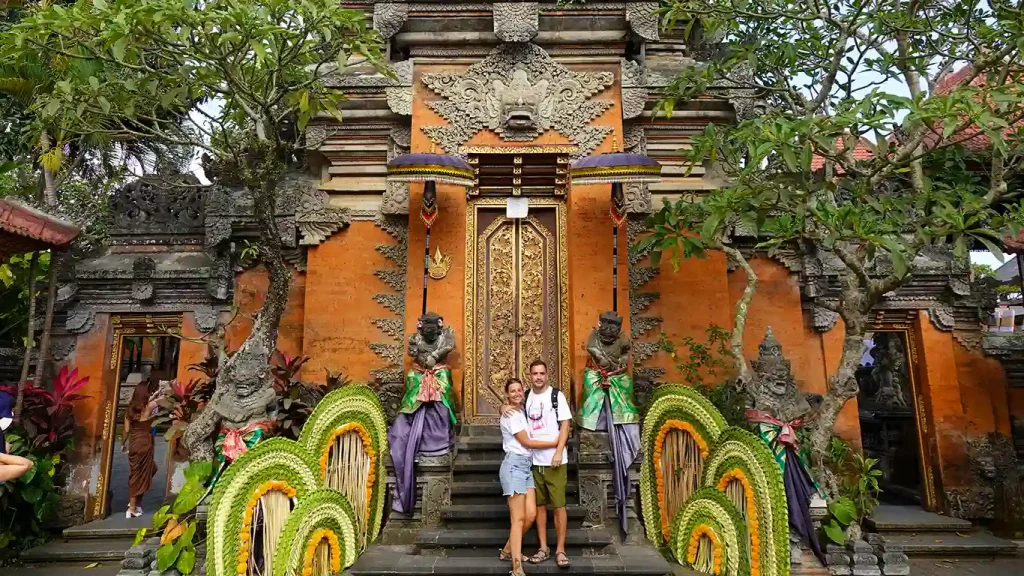 Noelia y Joan frente a un templo en Bali.