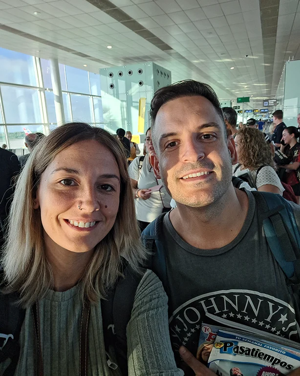 Joan y Noelia esperando en la puerta de embarque del aeropuerto.