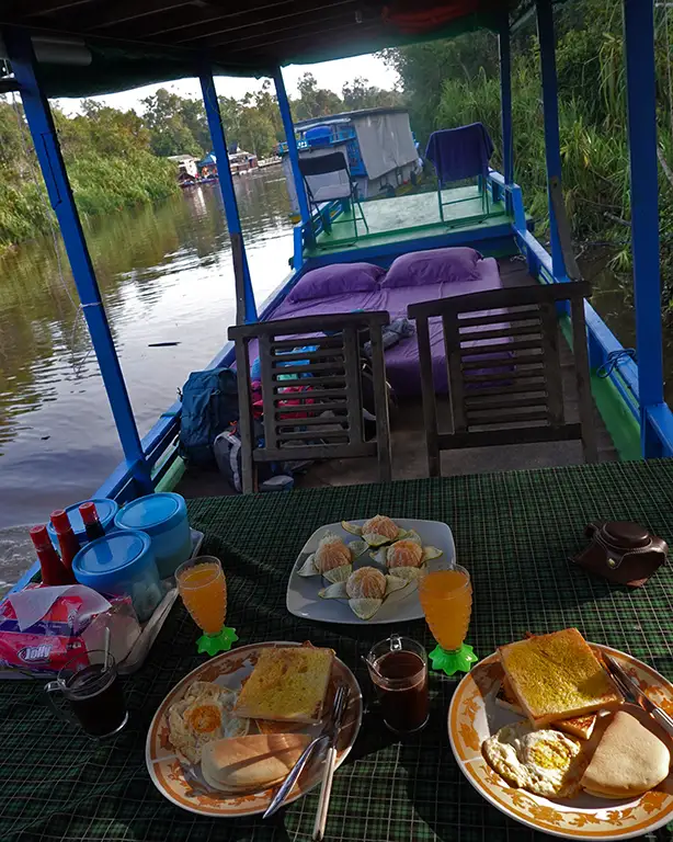 Desayuno servido en la cubierta del Klotok mientras navegamos por el río en Borneo.