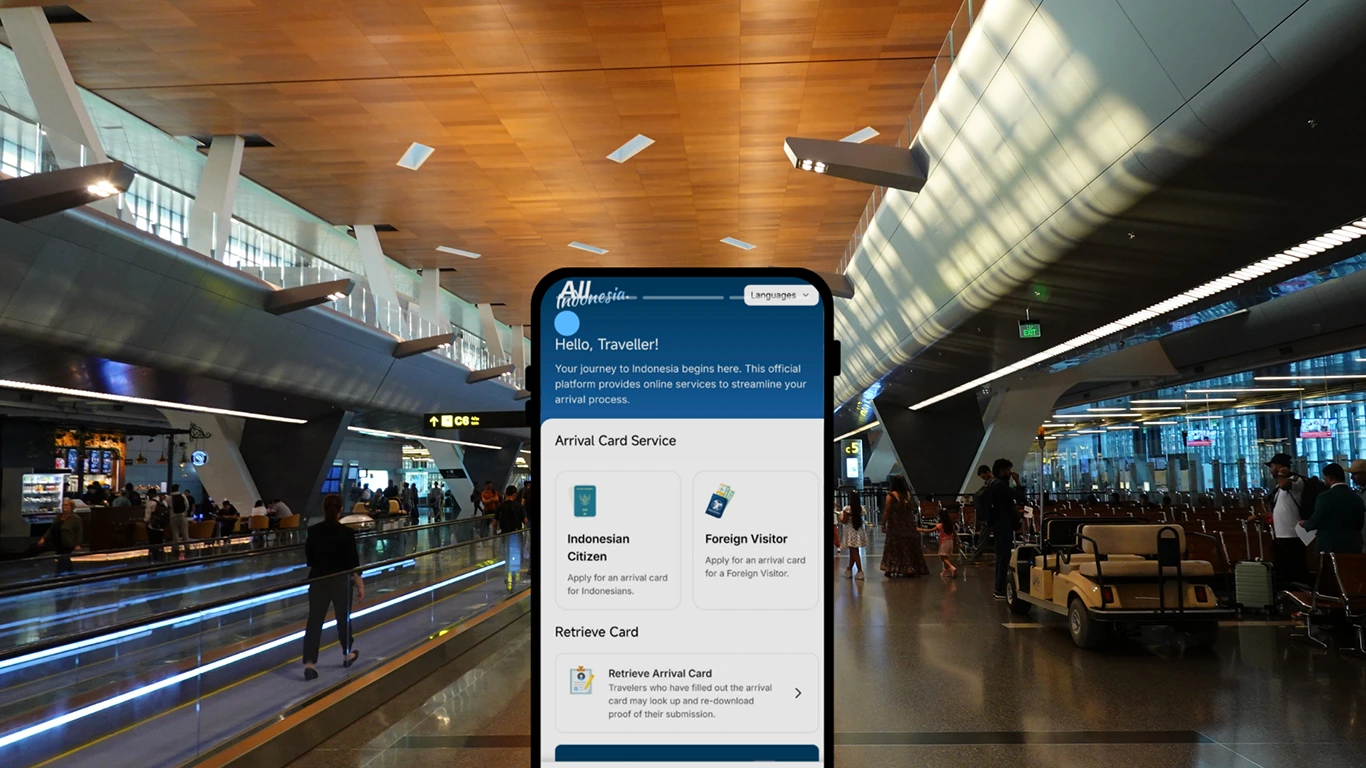 Móvil con la app oficial e-CD All Indonesia en un aeropuerto.