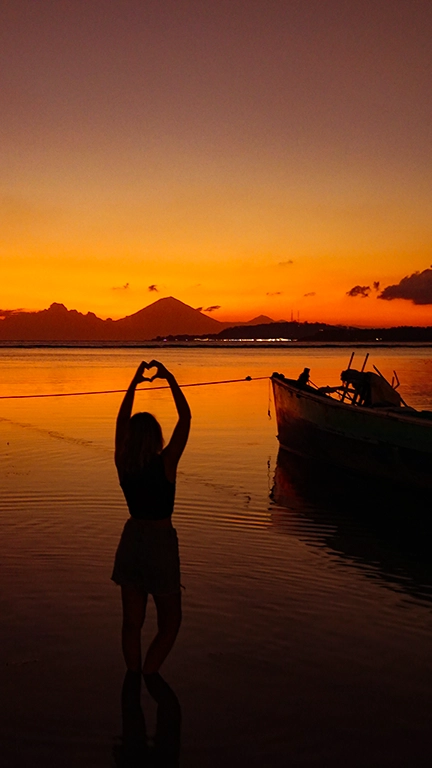 Atardecer dorado sobre el mar en la isla de Gili Air.