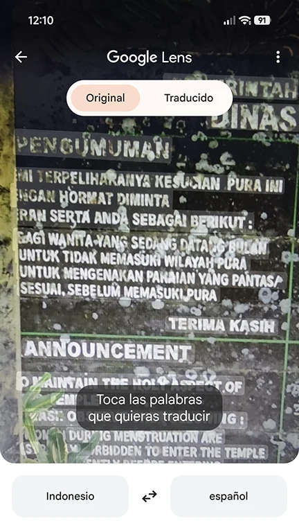 Google Lens traduciéndonos un cartel al instante. Menos mal, porque de indonesio íbamos bastante perdidos.