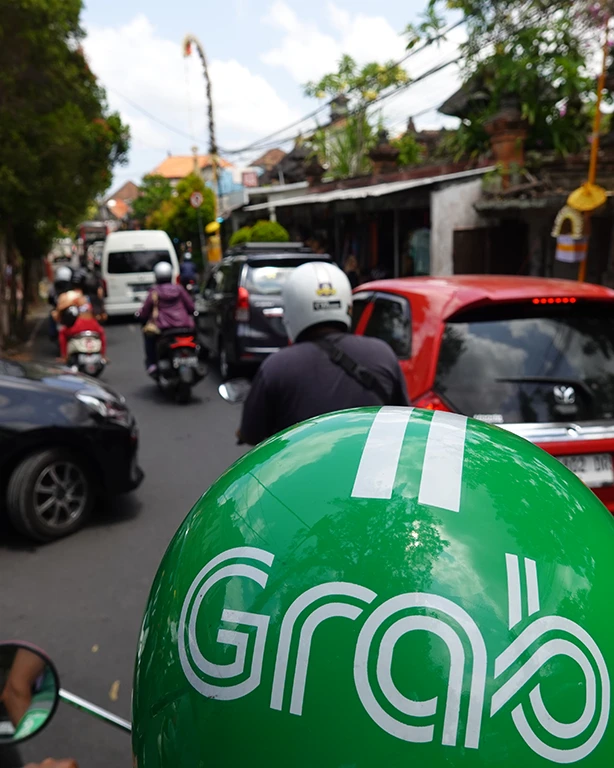 Noelia subiéndose a una moto-taxi de Grab en Bali.
