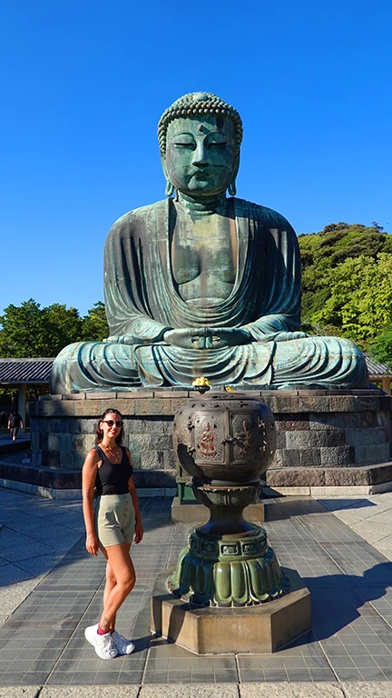 Noelia frente al Gran Buda de Kamakura.