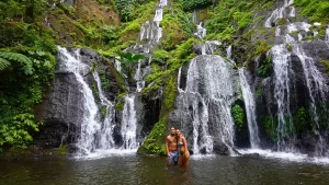 Joan y Noelia de Dos Viajeros Viajando en una cascada de Bali durante su viaje por Indonesia.