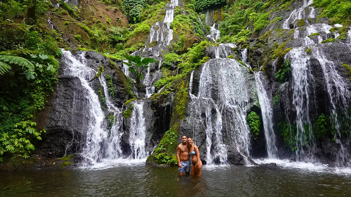 Joan y Noelia de Dos Viajeros Viajando en una cascada de Bali durante su viaje por Indonesia.