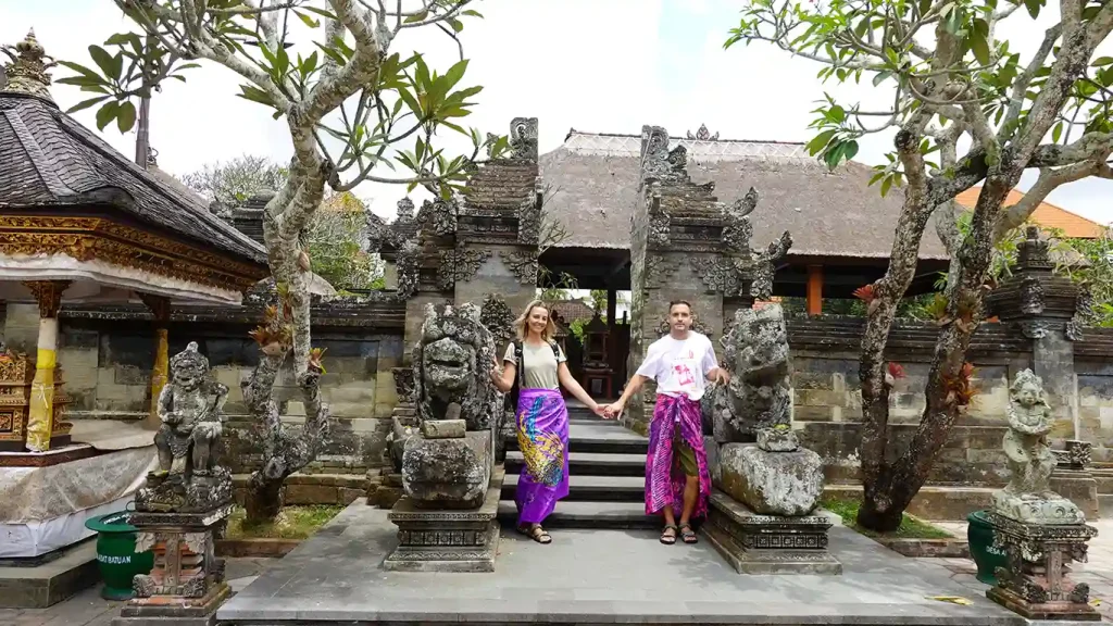 Noelia y Joan posando en la entrada de un templo en Indonesia.