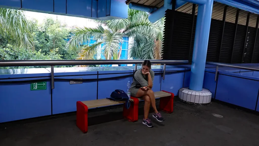 Noelia en estación de tren Yakarta.
