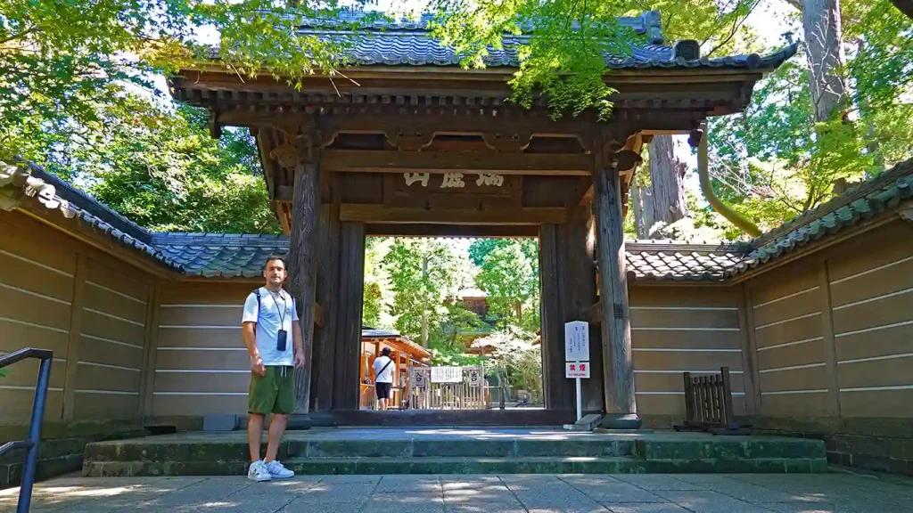 Joan en el acceso al Templo Engaku-ji tras subir escaleras.