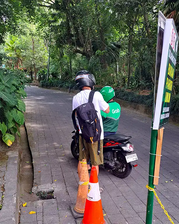 Joan en moto de Grab Bali.