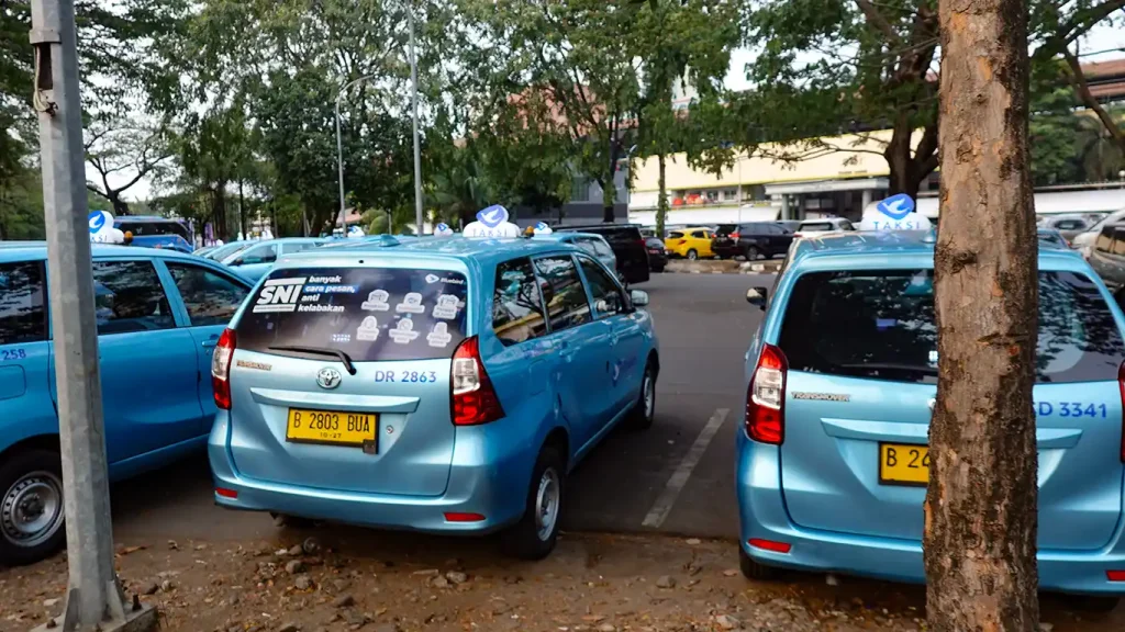 Taxis oficiales de la compañía MyBlueBird en las calles de Yakarta.