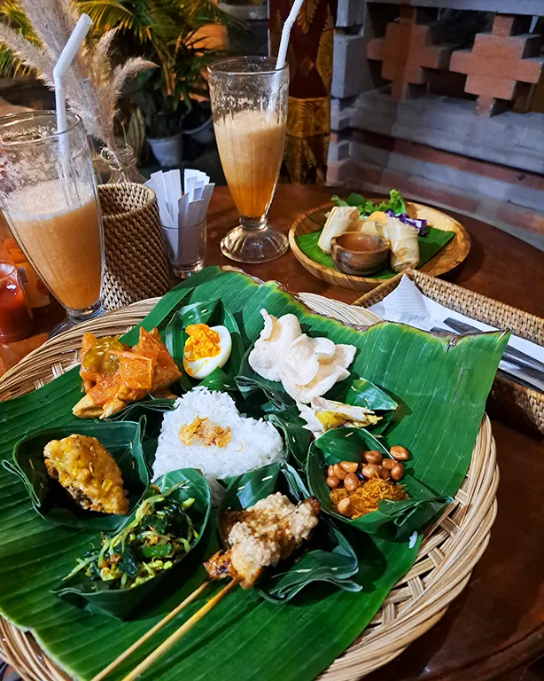 Plato combinado Nasi Campur con zumos naturales en Indonesia.