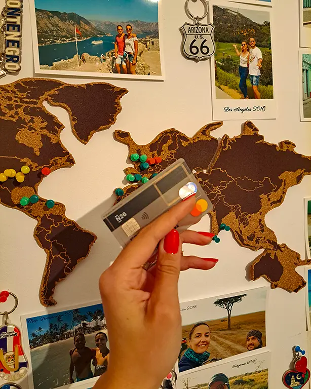 Noelia con una tarjeta de crédito para pagar en Indonesia.