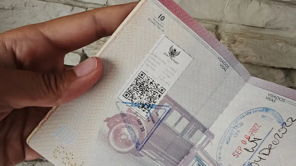 Pasaporte español con sello de entrada en Indonesia.
