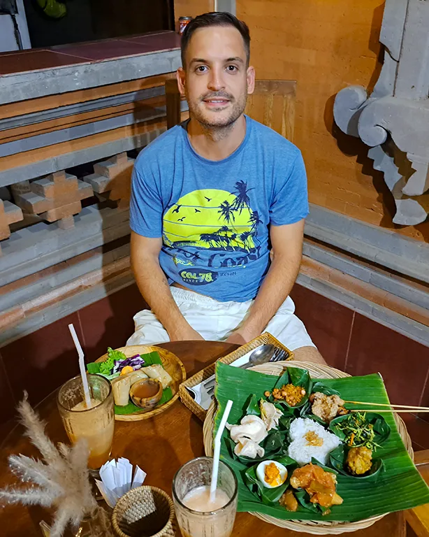 Joan disfrutando de comida típica de Indonesia en un local de Warung.
