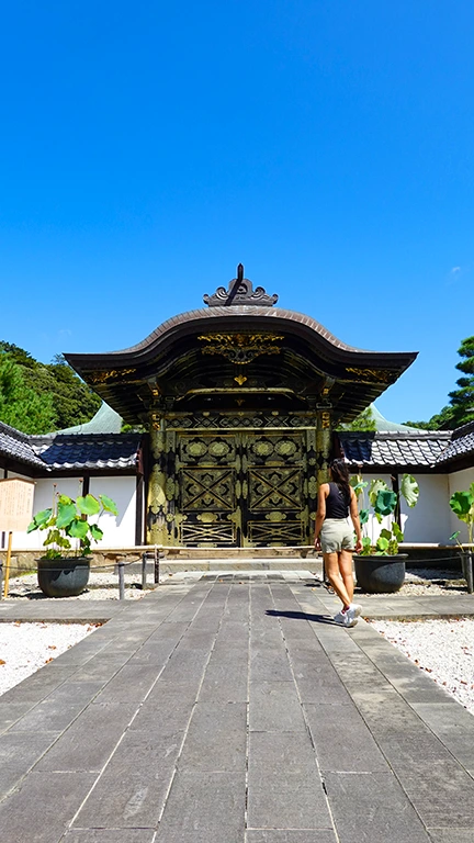 Noelia en la puerta Karamon del Templo Kencho-ji.