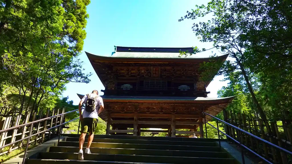 Joan subiendo las escaleras del Templo Engaku-ji.