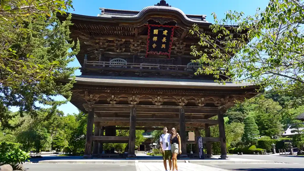 Noelia y Joan en la puerta Suromon de Kencho-ji.