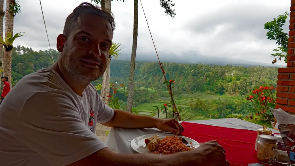 Joan disfrutando de unos rollitos Lumpia tradicionales en Indonesia.