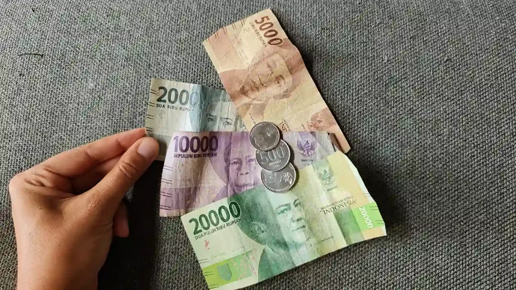 Billetes rupias indonesias a mano.