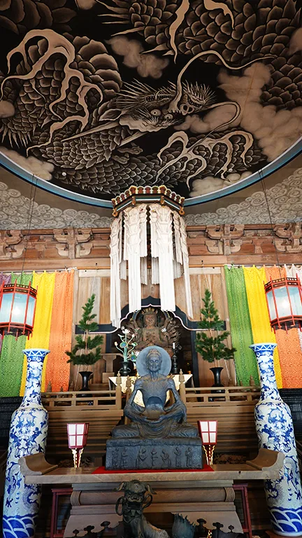 Techo del salón del Dharma con dragón pintado en Kencho-ji.