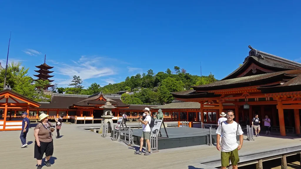 Patio central del Santuario Itsukushima.