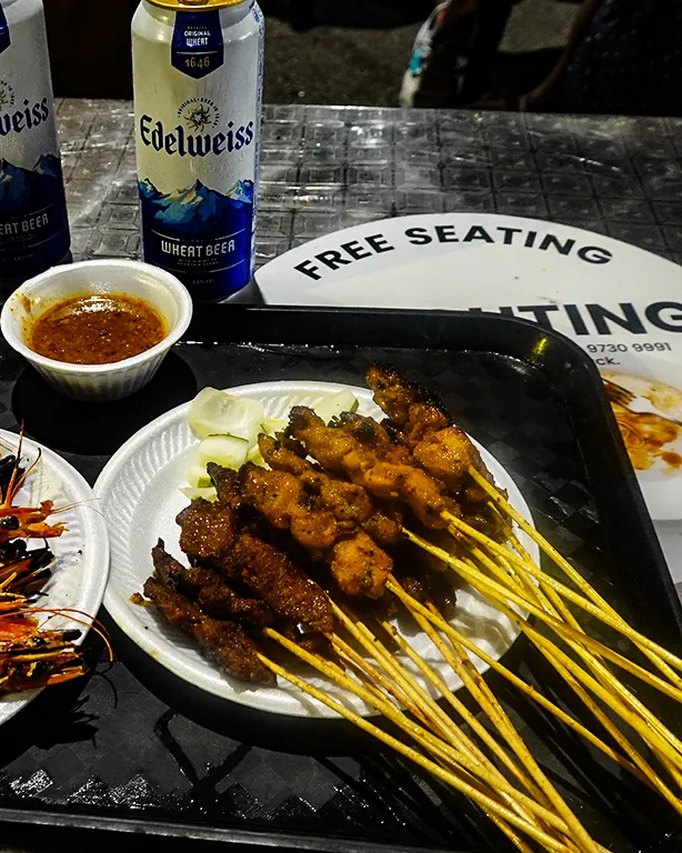 Brochetas de carne Sate con salsa de cacahuete en Indonesia.