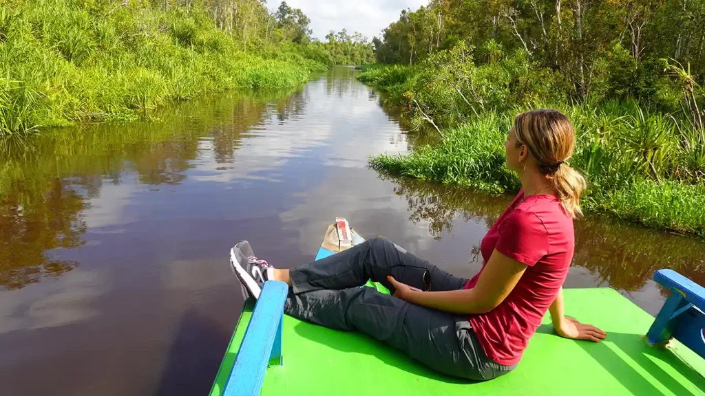 Noelia paseando en barco por el río de Borneo.