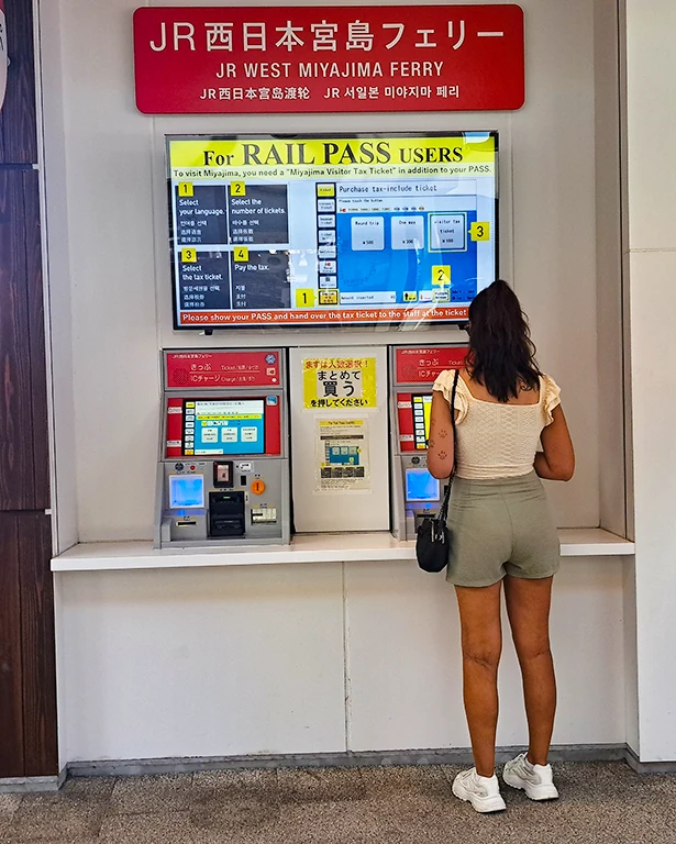 Noelia pagando la tasa turística en la máquina JR.